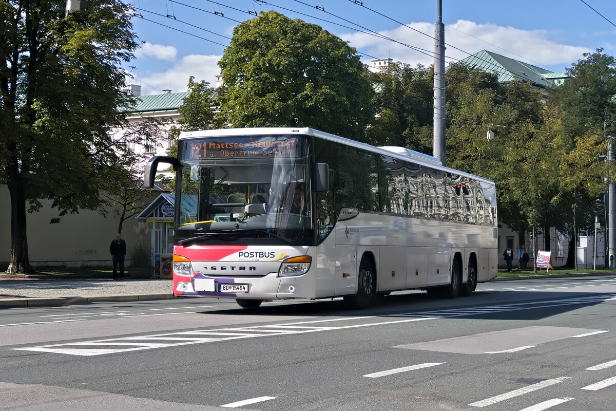 Setra S 400er-Serie von Postbus (BD-15454) als Linie 121 in Salzburg, Mirabellplatz. Aufgenommen 21.9.2022.