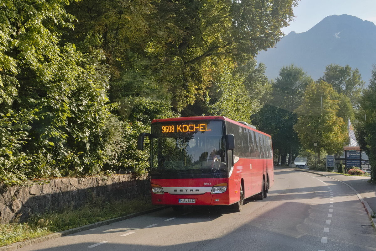 Setra S 400er-Serie von Regionalverkehr Oberbayern (M-RV 8333) als Linie 9608 in Kochel, Mittenwalder Straße/B11. Aufgenommen 30.8.2022.