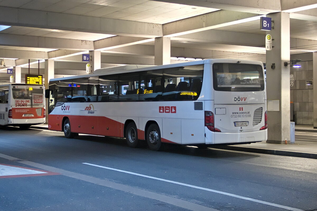 Setra S 400er-Serie von sabtours (RO-SAB48) an der Haltestelle Linz Hauptbahnhof. Aufgenommen 16.9.2022.