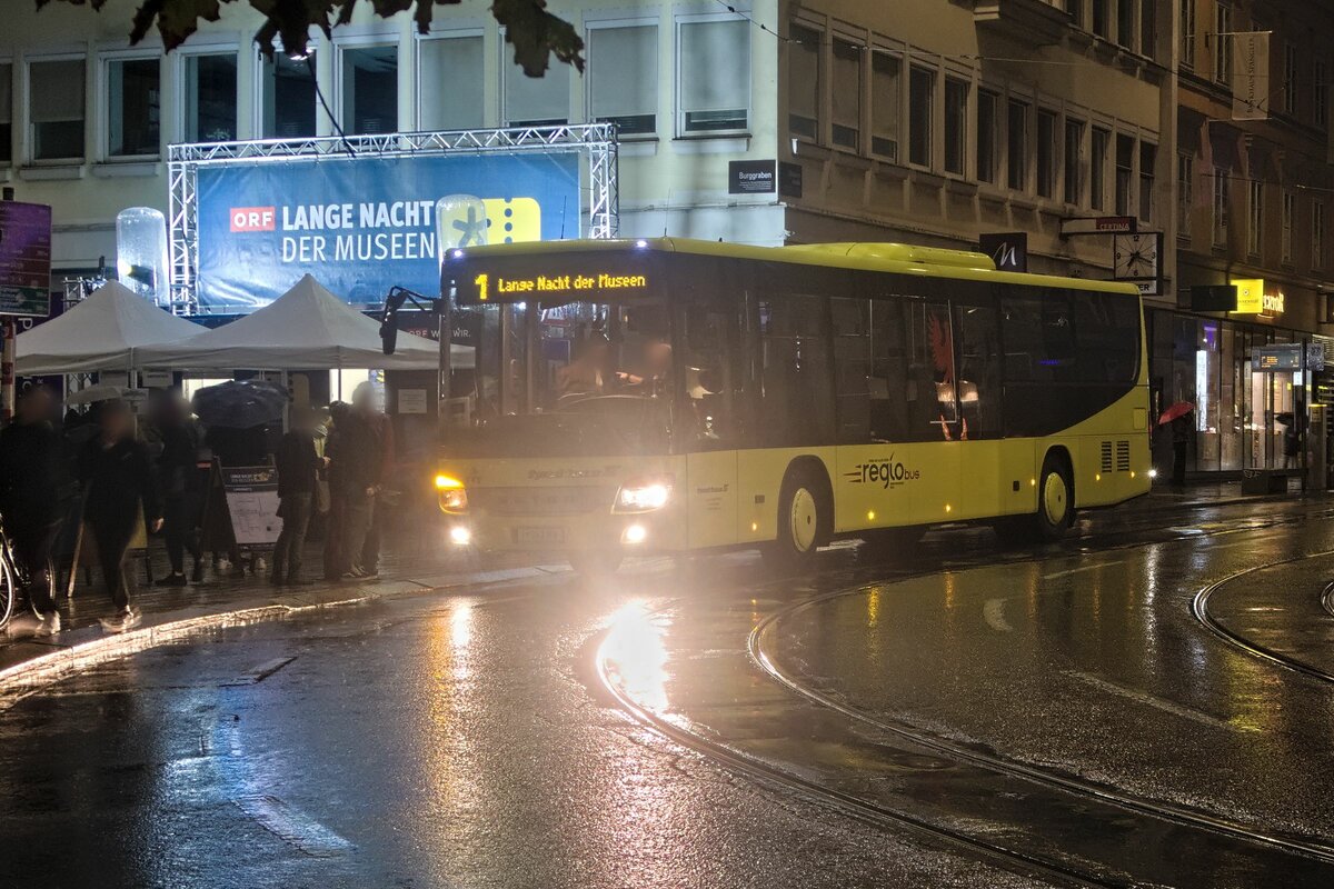 Setra S 400er-Serie von Tyrol Tour (I-943 MW) als Shuttle Lange Nacht der Museen Linie 1 in Innsbruck, Museumstraße. Aufgenommen 1.10.2022.