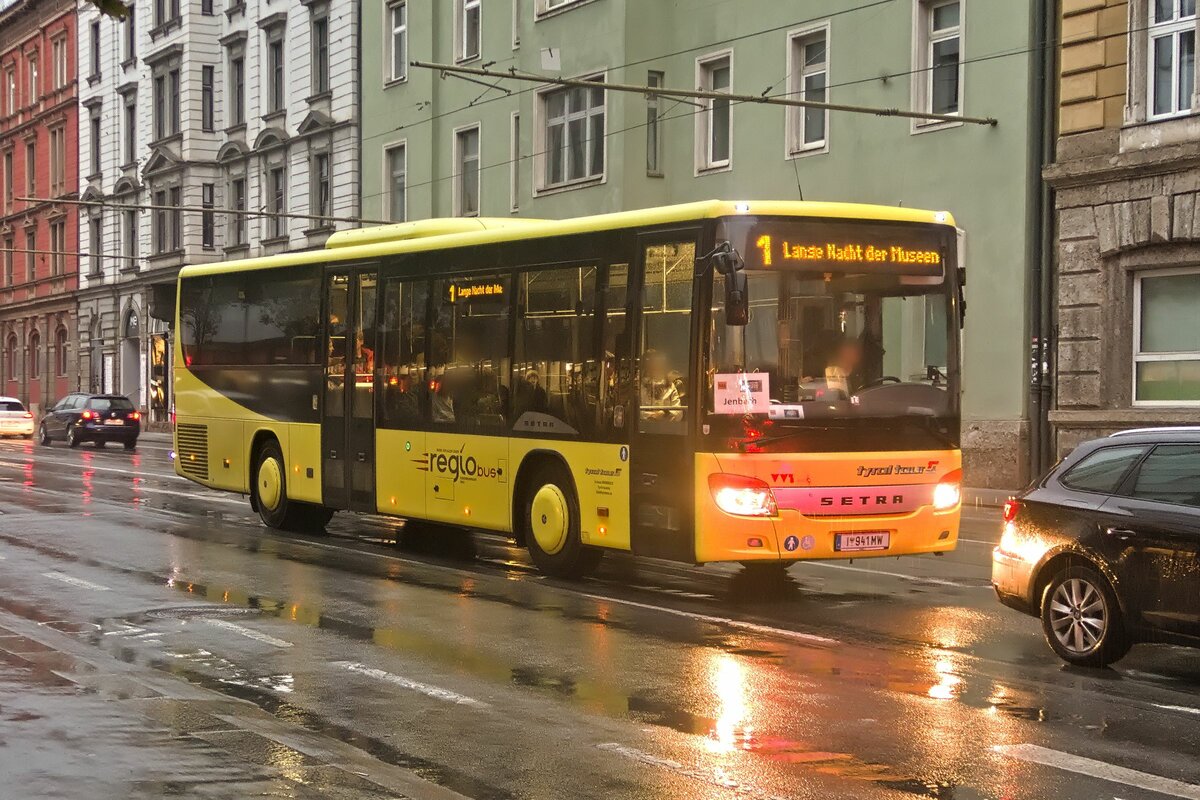 Setra S 400er-Serie von Tyrol Tour (I-941 MW) als Shuttle Lange Nacht der Museen Linie 1 in Innsbruck, Museumstraße. Aufgenommen 1.10.2022.