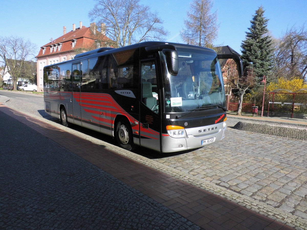 Setra S 412 UL der Fa. Glaser aus Klepzig am Bad Belziger Bahnhof zum Saisonstart der Burgenlinie 572 (3.4.15)