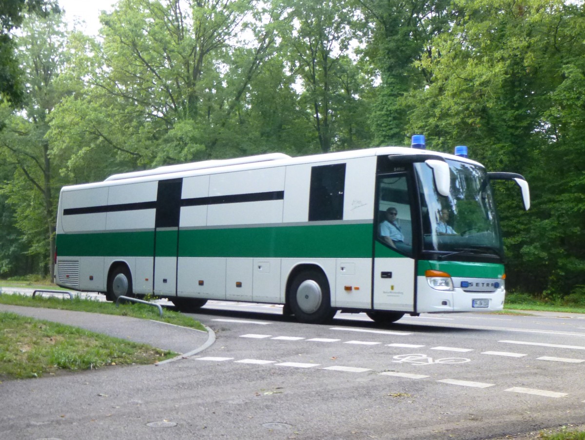 Setra S 415 GT Gefangenentransporter Justiz Baden-Wrttemberg, Karlsruhe 13.08.2013