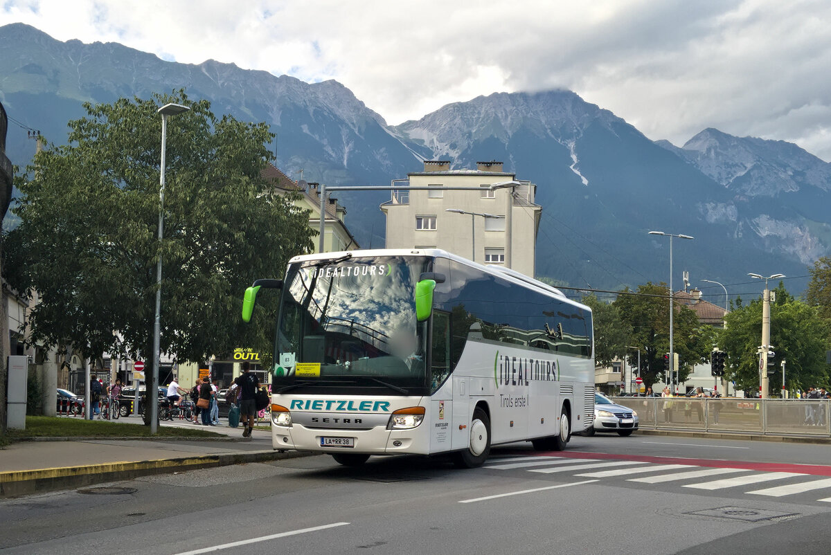 Setra S 415 GT-HD von Rietzler als Schienenersatzverkehr der Brennerbahn an der Zufahrt zum Frachtenbahnhof in Innsbruck. Aufgenommen 10.8.2023.
