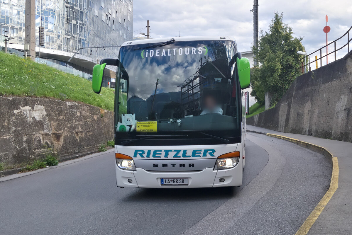 Setra S 415 GT-HD von Rietzler als Schienenersatzverkehr der Brennerbahn an der Zufahrt zum Frachtenbahnhof Innsbruck. Aufgenommen 10.8.2023.