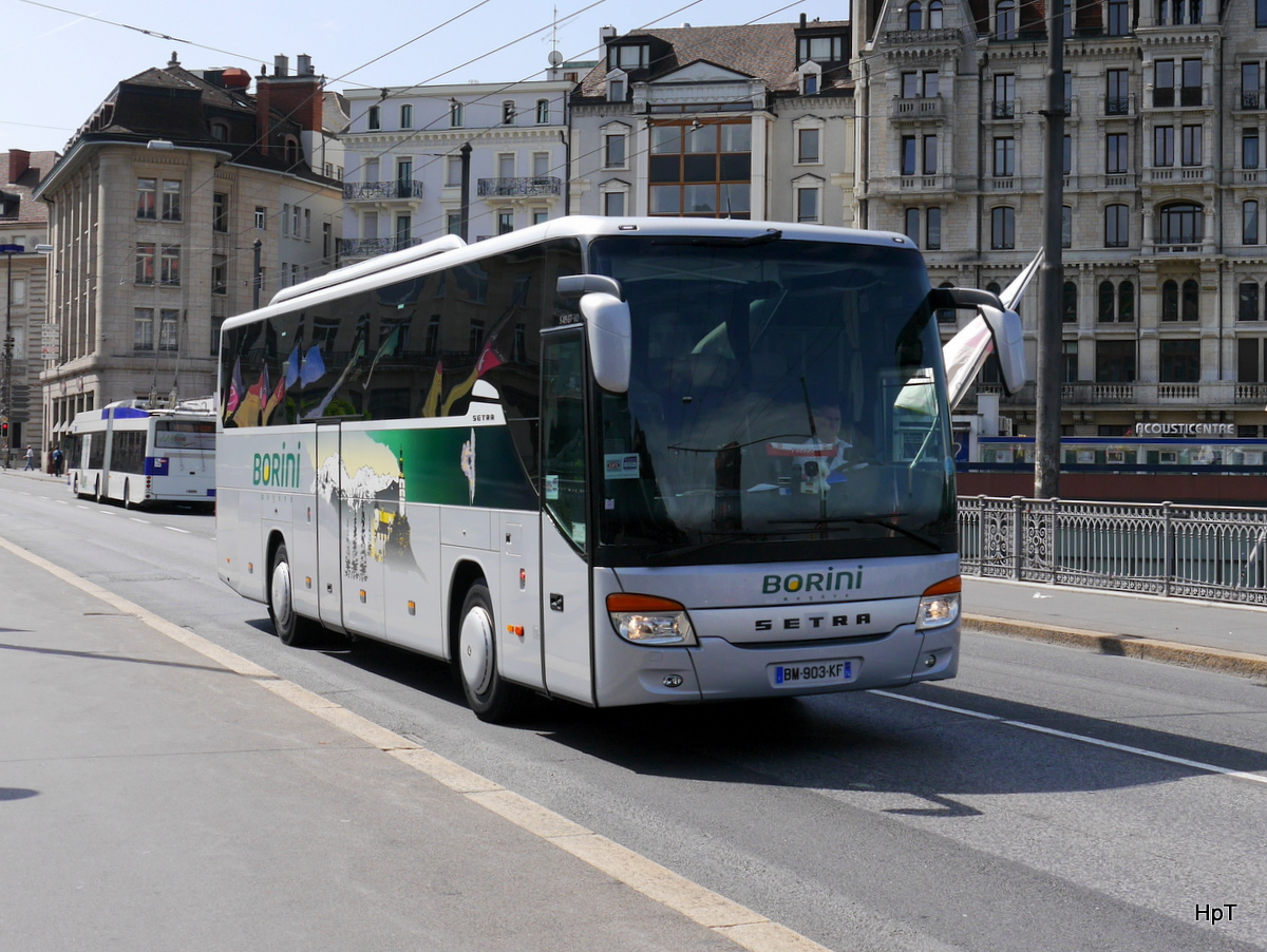 Setra S 415 GT-HD unterwegs in der Stadt Lausanne am 14.06.2015