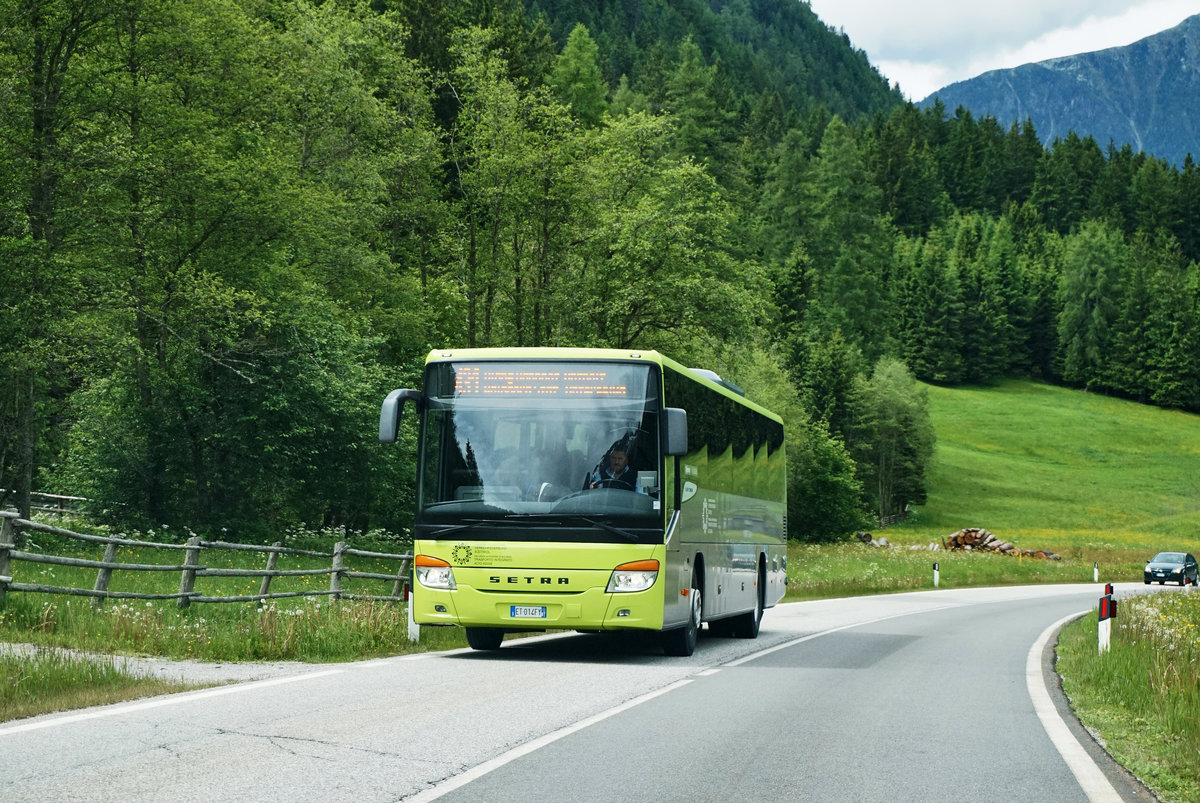 SETRA S 415 H unterwegs auf der Linie 431 (Valdaora, Cabinovia/Olang, Umlaufbahn - Lago di Anterselva/Antholzersee), am 19.6.2016 nahe der Haltestelle Anterselva d. S., Steinzger/Antholz Obertal, Steinzger.