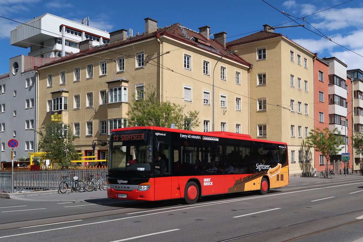 Setra S 415 LE business  als Linie TS-Sightseer auf der Universitätsbrücke in Innsbruck. Aufgenommen 5.5.2017.