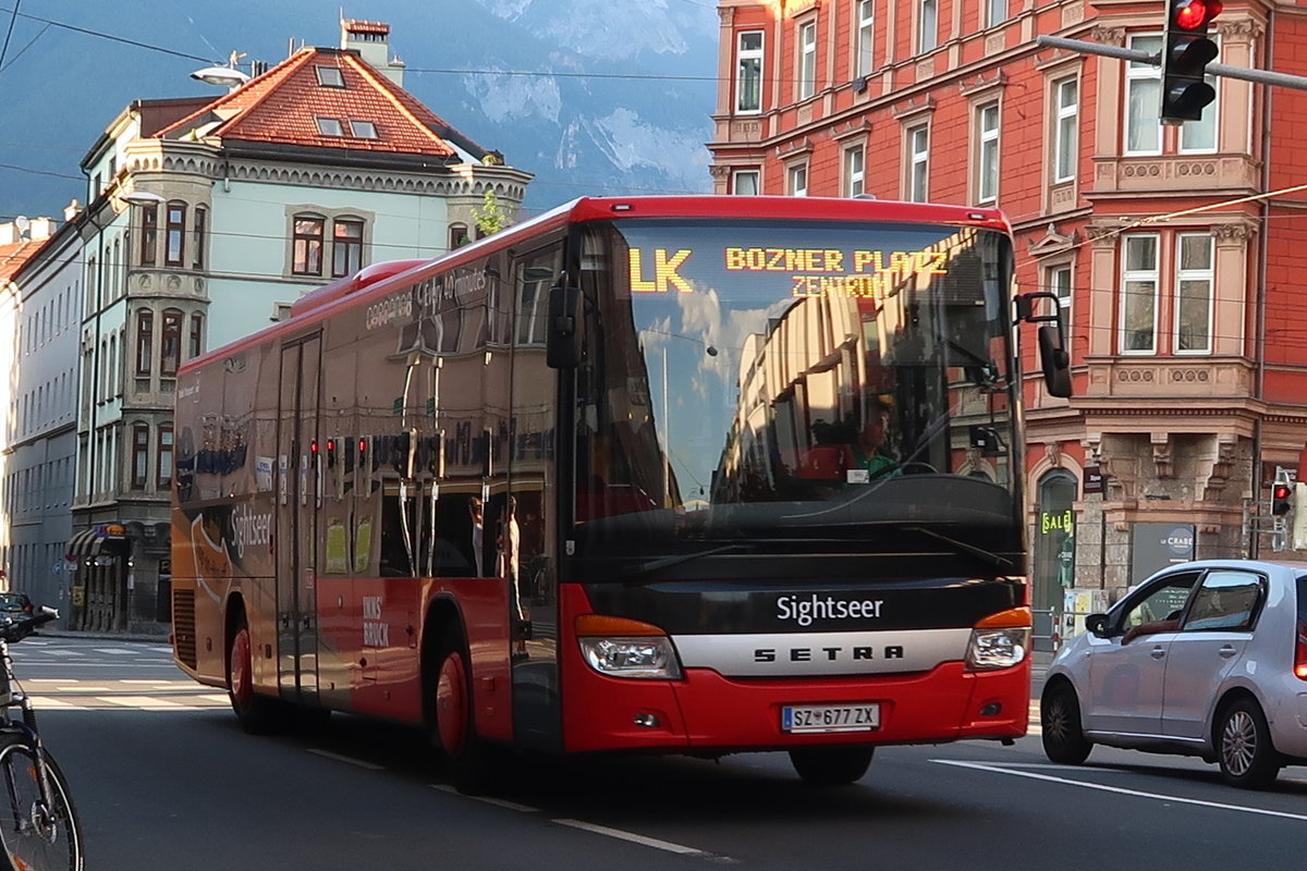 Setra S 415 LE business SZ-677ZX in der Sightseer-Beklebung ist hier als Linienbus der Linie LK in der Meinhardstraße nach der Haltestelle Landesmuseum in Innsbruck unterwegs. Normalerweise zum Umstieg bei der Technik im Westen der Stadt vorgesehen, verkehren manche Kurse des LK in die Stadtmitte. Aufgenommen 13.6.2017. 