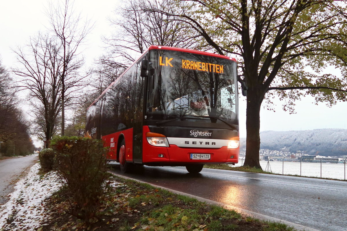 Setra S 415 LE business der Linie LK in der Kranebitter Allee in Innsbruck. Aufgenommen 13.11.2017.