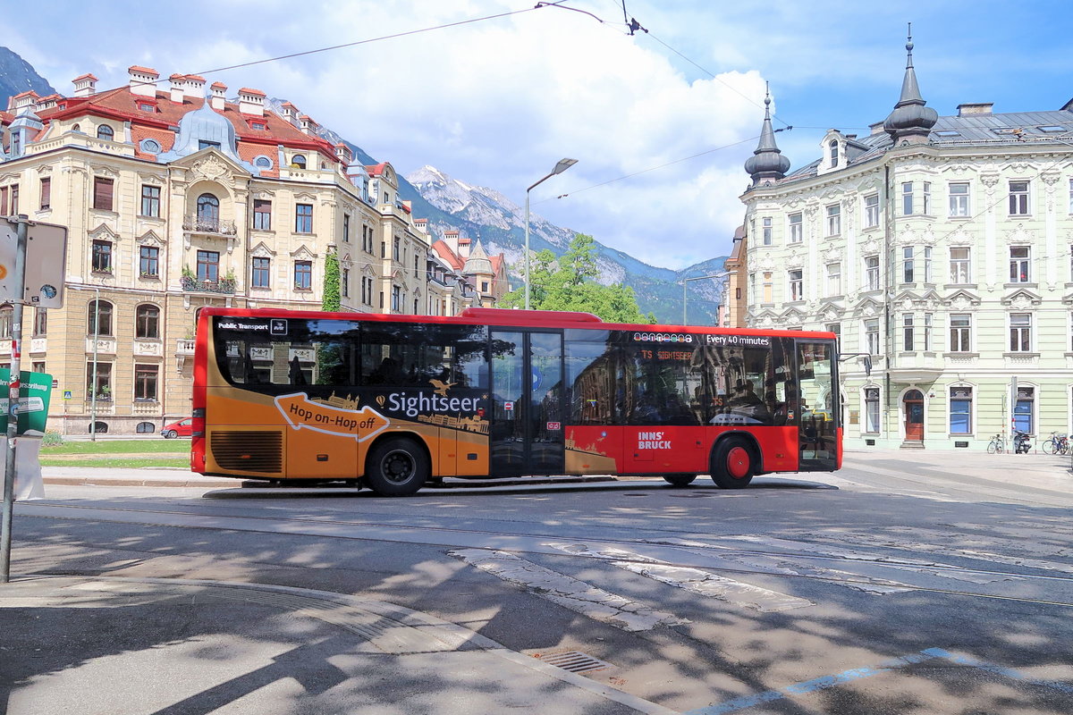 Setra S 415 LE business, SZ-677ZX als Linie TS - Sightseer am Claudiaplatz in Innsbruck. Aufgenommen 10.5.2018.