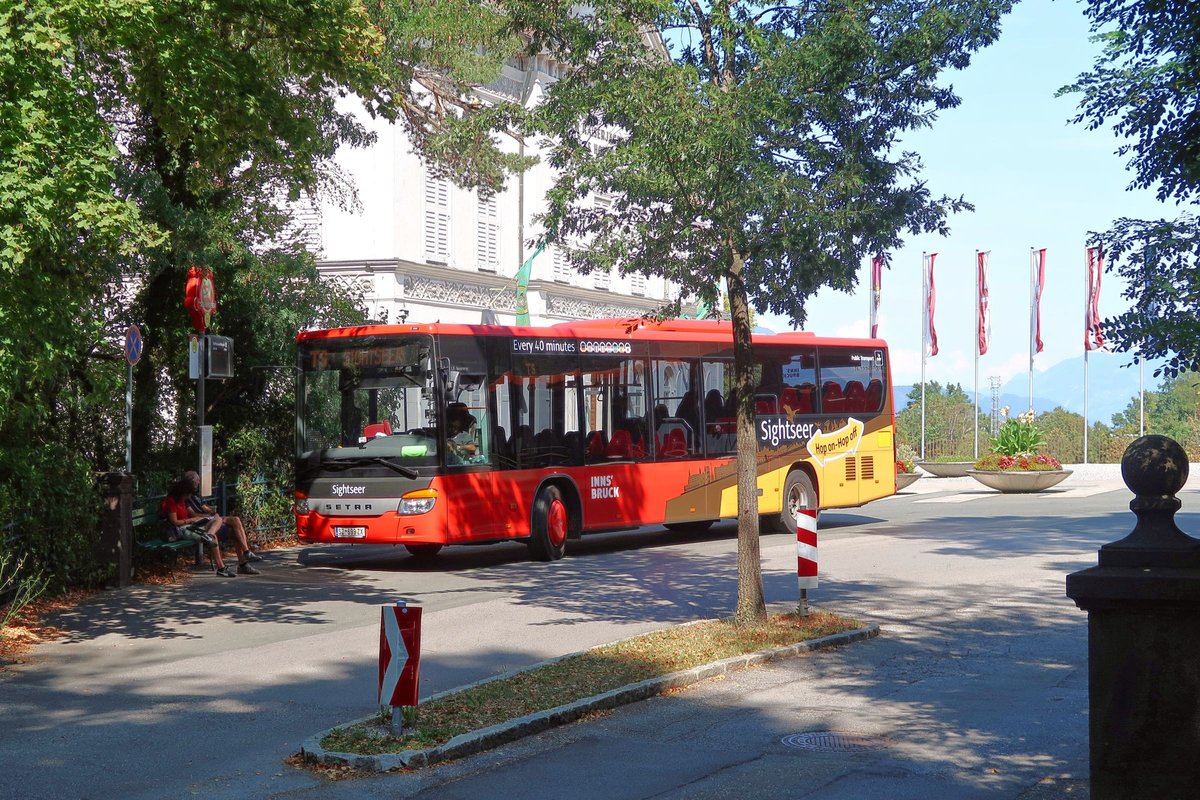 Setra S 415 LE business SZ-699ZX als Linie TS-Sightseer an der Haltestelle Tirol Panorama/Bergisel. Aufgenommen 18.8.2018.