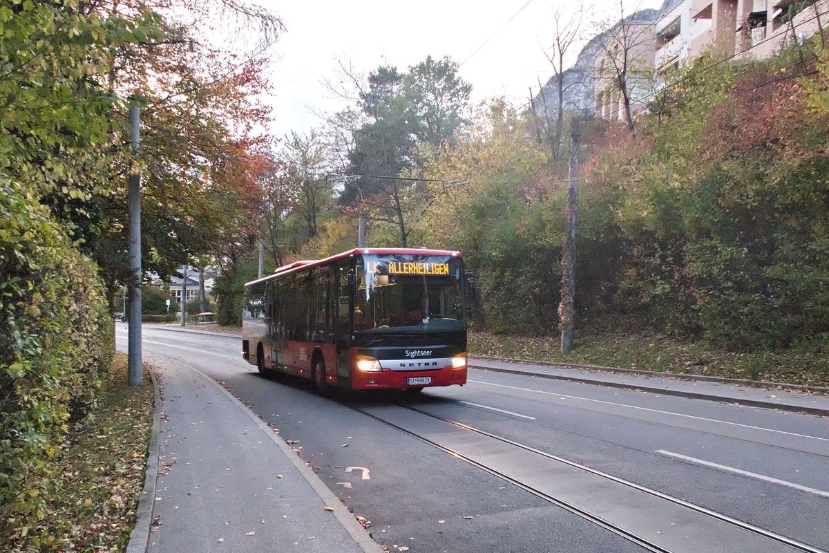 Setra S 415 LE business als Linie LK in der Karl-Innerebner-Straße in Innsbruck. Aufgenommen 23.10.2019.