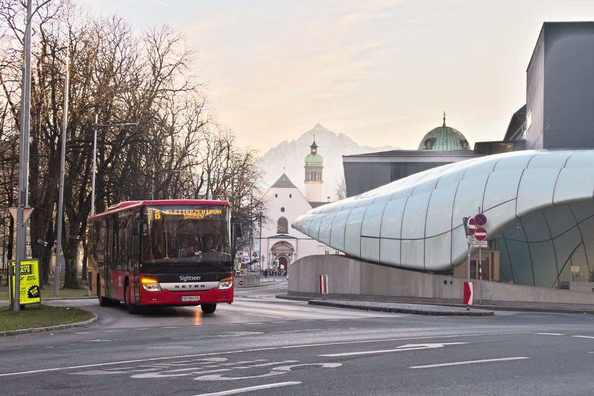 Setra S 415 LE business (SZ-641ZX) als Linie B am Rennweg in Innsbruck. Aufgenommen 2.1.2020.