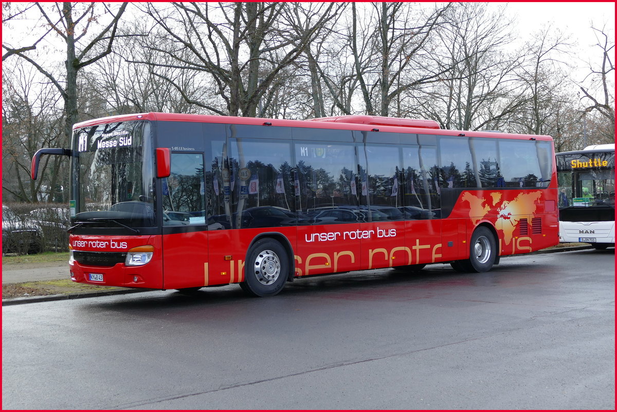 Setra S 415 LE business (KM B 43) von ''urb -unser roter bus'' GmbH. Als Messe Shuttle zur Grünen Woche, hier am Olympischen Platz in Berlin, Januar 2020. (Grüne Woche)
