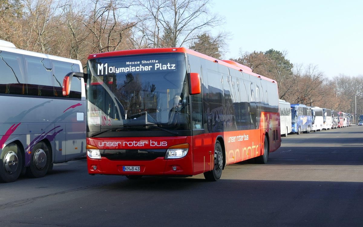 Setra S 415 LE business, KM-B 43, von ''unser roter bus- urb''. Unterwegs als Messeshuttle (Grüne Woche) hier auf dem Olympischen Platz in Berlin im Januar 2020.