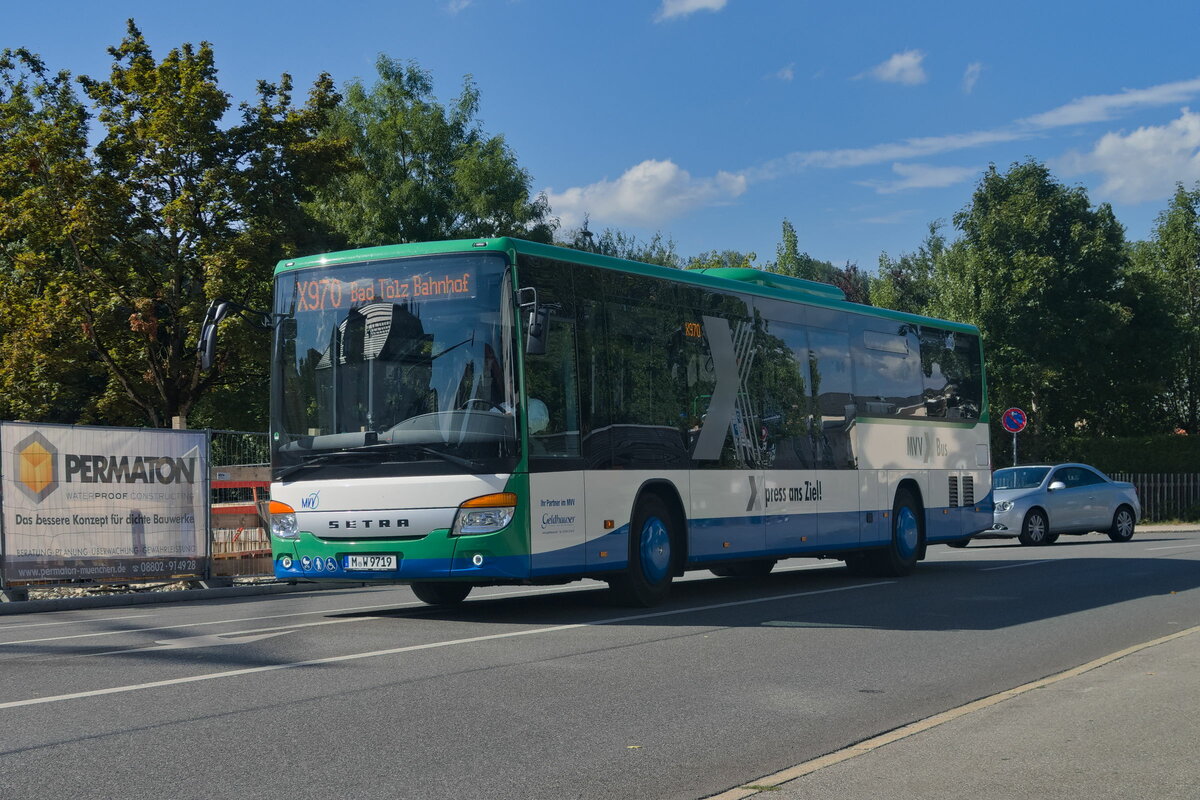 Setra S 415 LE business von Geldhauser (M-W 9719) als Linie X970 in Wolfratshausen, Sauerlacher Straße. Aufgenommen 25.8.2022.