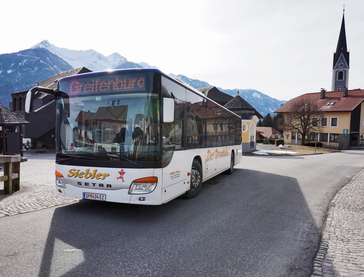 Setra S 415 NF von Siebler Reisen unterwegs auf der Kfl. 5021 als Kurs 11 (Oberdrauburg Bahnhof - Greifenburg Gemeindeamt), am 2.3.2016 im Ortszentrum von Berg im Drautal, nahe der Haltestelle Berg im Drautal Mehrzweckhaus.
