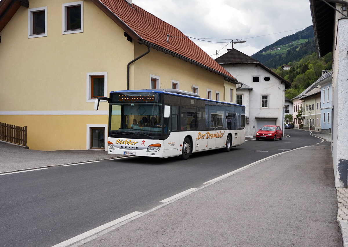 Setra S 415 NF von Siebler Reisen unterwegs auf der Kfl. 5021 als Kurs 11 (Oberdrauburg Bahnhof - Gerlamoos), am 20.5.2016 nahe der Haltestelle Steinfeld im Drautal Postamt.