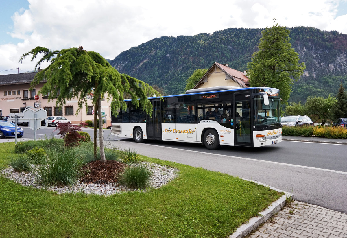 Setra S 415 NF von Siebler Reisen unterwegs auf der Kfl. 5021 als Kurs 34 (Steinfeld im Drautal Volksschule - Oberdrauburg Bahnhof), am 20.5.2016 nahe der Haltestelle Steinfeld im Drautal Postamt.