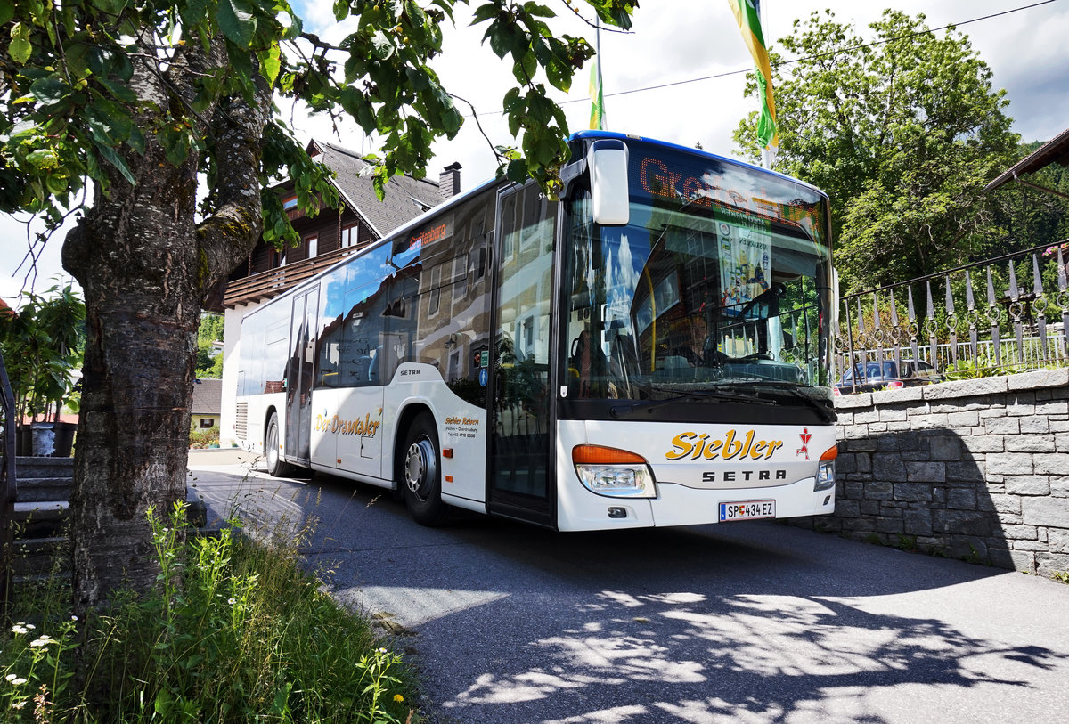 Setra S 415 NF von Siebler Reisen, unterwegs auf der Kfl. 5021 als Kurs 11 (Oberdrauburg Bahnhof - Gerlamoos), am 15.6.2016 nahe der Haltestelle Berg im Drautal Mehrzweckhaus.
