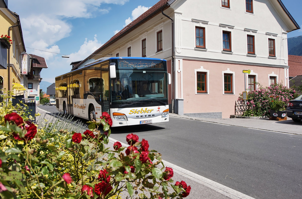 Setra S 415 NF von Siebler Reisen unterwegs auf der Kfl. 5021 als Kurs 34 (Steinfeld im Drautal Volksschule - Oberdrauburg Bahnhof), am 24.6.2016 bei der Haltestelle Steinfeld im Drautal Postamt.