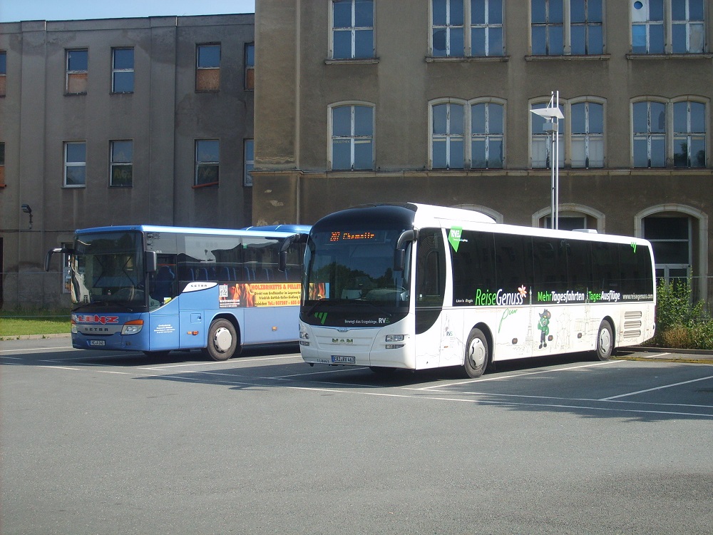 Setra S 415 UL - HC A 240 (rechts) und MAN ÜL 364 Lion´s Regio (R 12) - ERZ RV 463 - Wagen 11-8463 - in Chemnitz, Omnibusbahnhof (Georgstraße) - am 25-Juni-2015