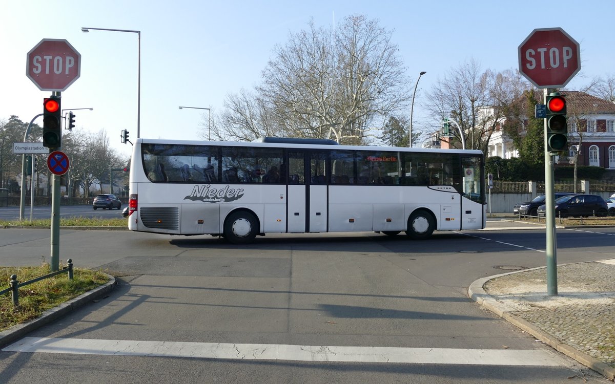 Setra S 415 UL business vom Bus Betrieb Nieder GmbH. Als Shuttle Linie während der IGW/ Intl. Grüne Woche 2020 Berlin, hier nahe Olympiastadion im Januar 2020.