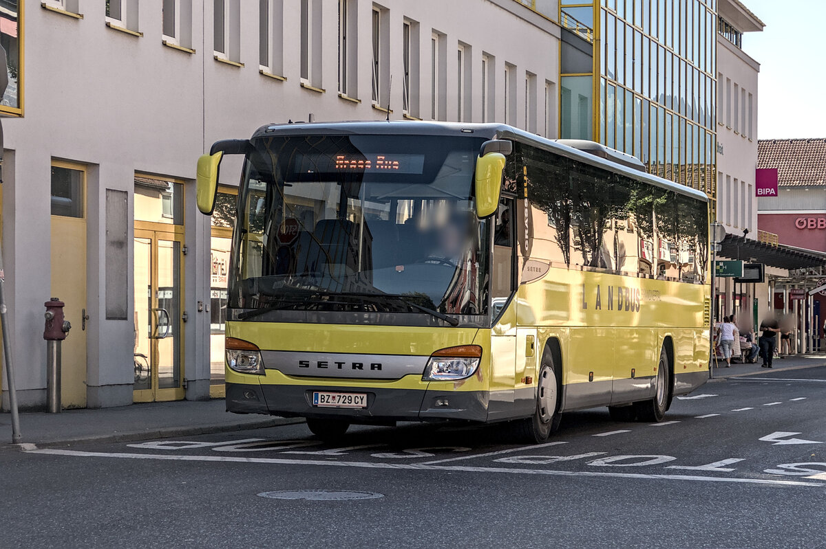 Setra S 415 UL von Grass Bus (BZ-729CY) auf Betriebsfahrt beim Bhf. Bludenz. Aufgenommen 28.7.2026.