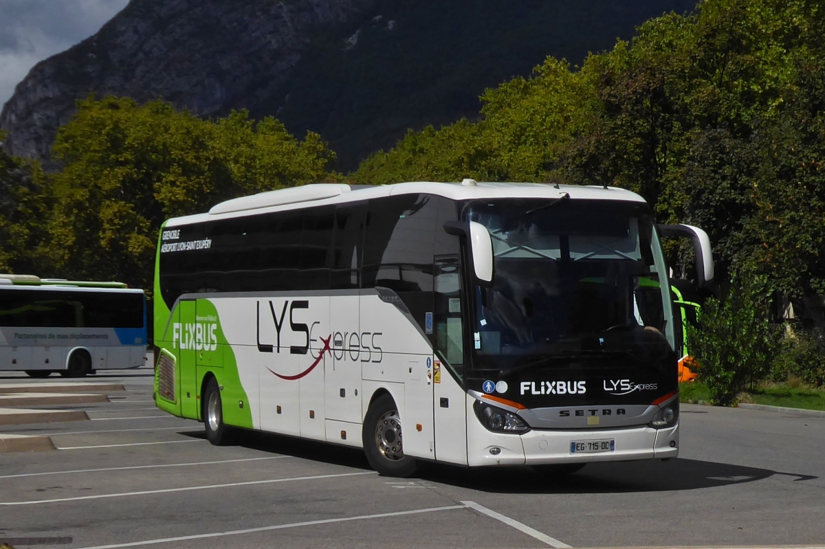 Setra S 416 HD, im Dienst von Flixbus, als Shuttle zwischen dem Bahnhof von Grenoble und dem Flughafen im Einsatz, verlässt den Busbahnhof von Grenoble. 17.09.2022 