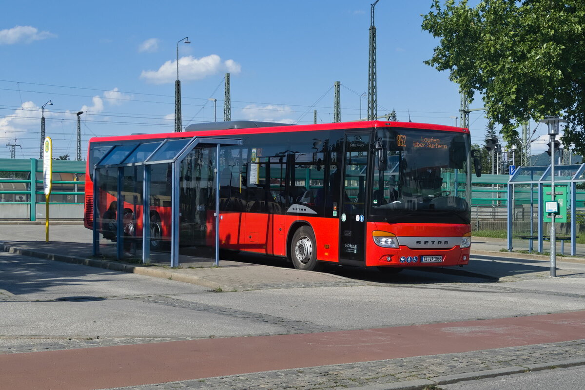 Setra S 418 LE business von Hövels (TS-VA 1066) als Linie 852 in Freilassing Bahnhof. Aufgenommen 6.7.2022.