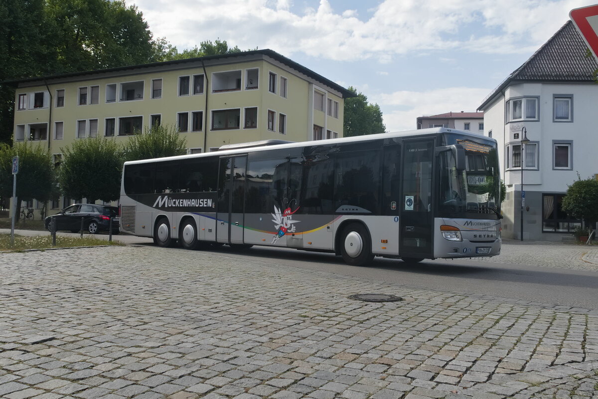 Setra S 418 LE business von Mückenhausen (PAN-EH 310) in Simbach am Inn beim Bahnhof. Aufgneommen 27.7.2022.