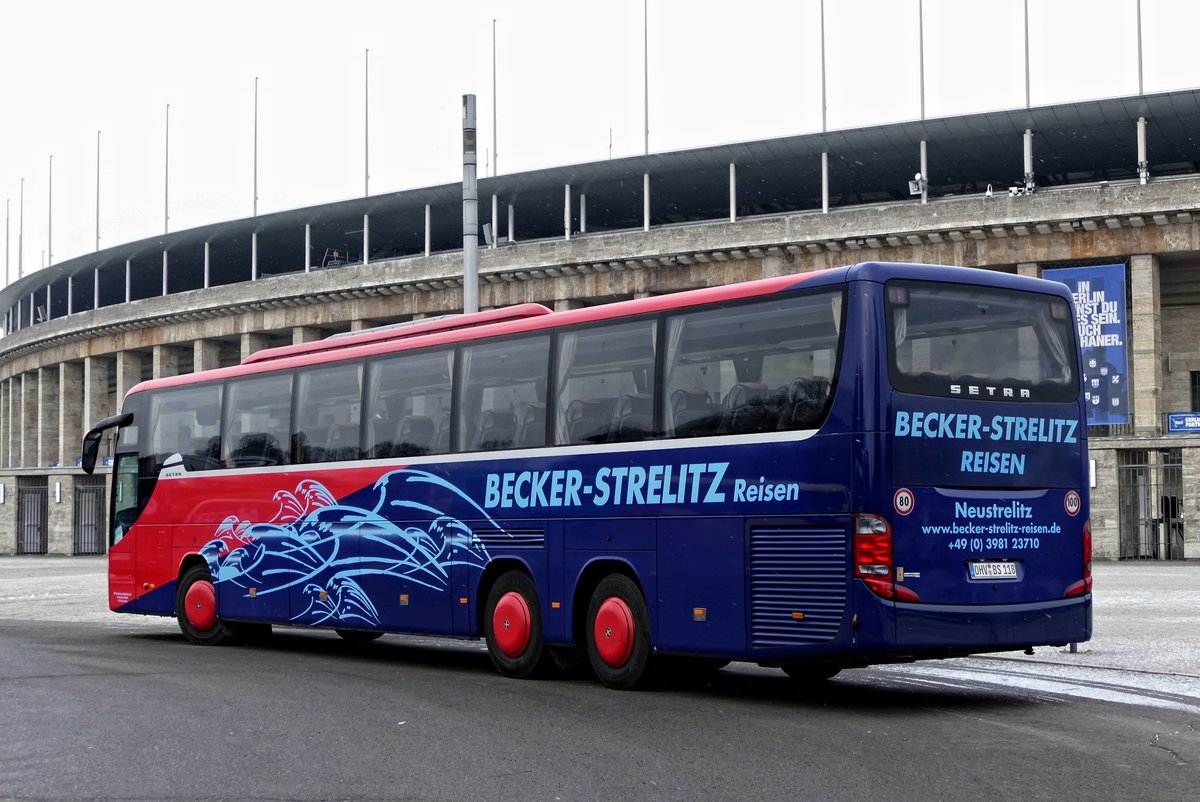 Setra S 419 GT-HD, 'Becker -Strelitz -Reisen'. Zur Grünen Woche in Berlin, hier am Olympiastadion /Südtor, bei leichtem Schneefall im Januar 2019. (Grüne Woche)