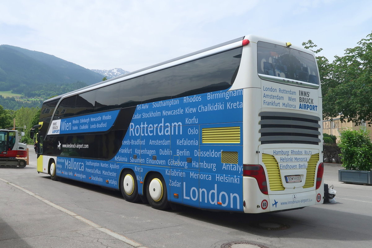 Setra S 431 DT von Postbus (BD-14500) am Busbhf. Lienz macht Werbung für Flugziele des Flughafen Innsbrucks. Aufgenommen 10.6.2019.