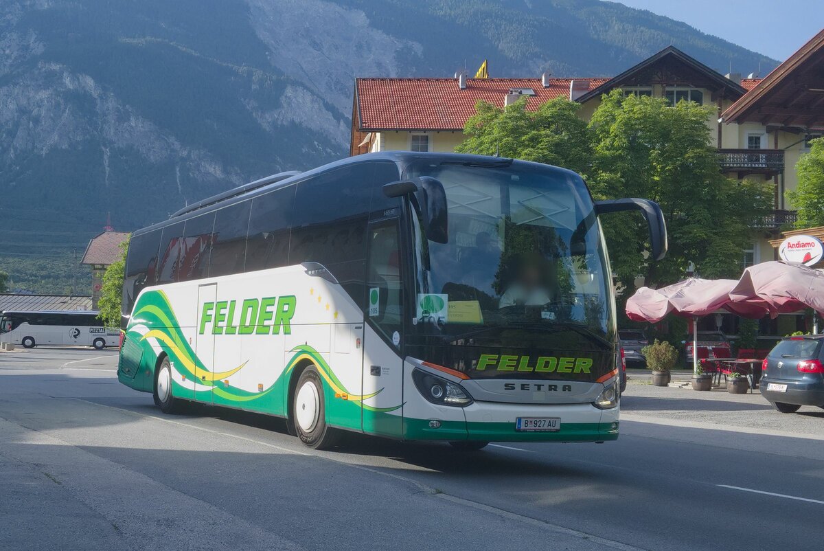 Setra S 515 HD von Felder (B-927AU) als Schienenersatzverkehr für die Arlbergbahn in Ötztal-Bahnhof. Aufgenommen 15.6.2021.