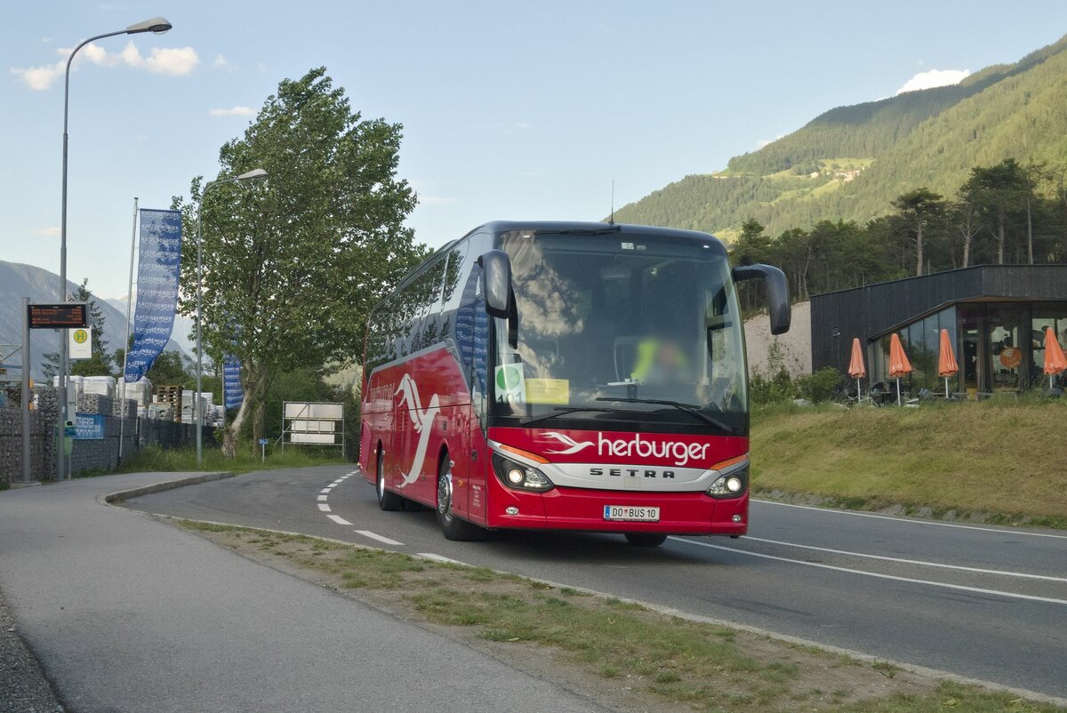Setra S 515 HD von Herburger (DO-BUS10) als Schienenersatzverkehr für die Arlbergbahn in Ötztal-Bahnhof, Ötztaler Höhe. Aufgenommen 15.6.2021.