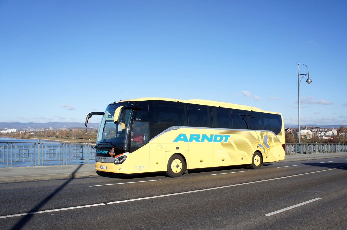 Setra S 515 HD vom Omnibus- und Mietwagenverkehr Carsten Arndt, aufgenommen im November 2016 auf der Theodor-Heuss-Brcke zwischen der hessischen Landeshauptstadt Wiesbaden und der rheinland-pflzischen Landeshauptstadt Mainz.