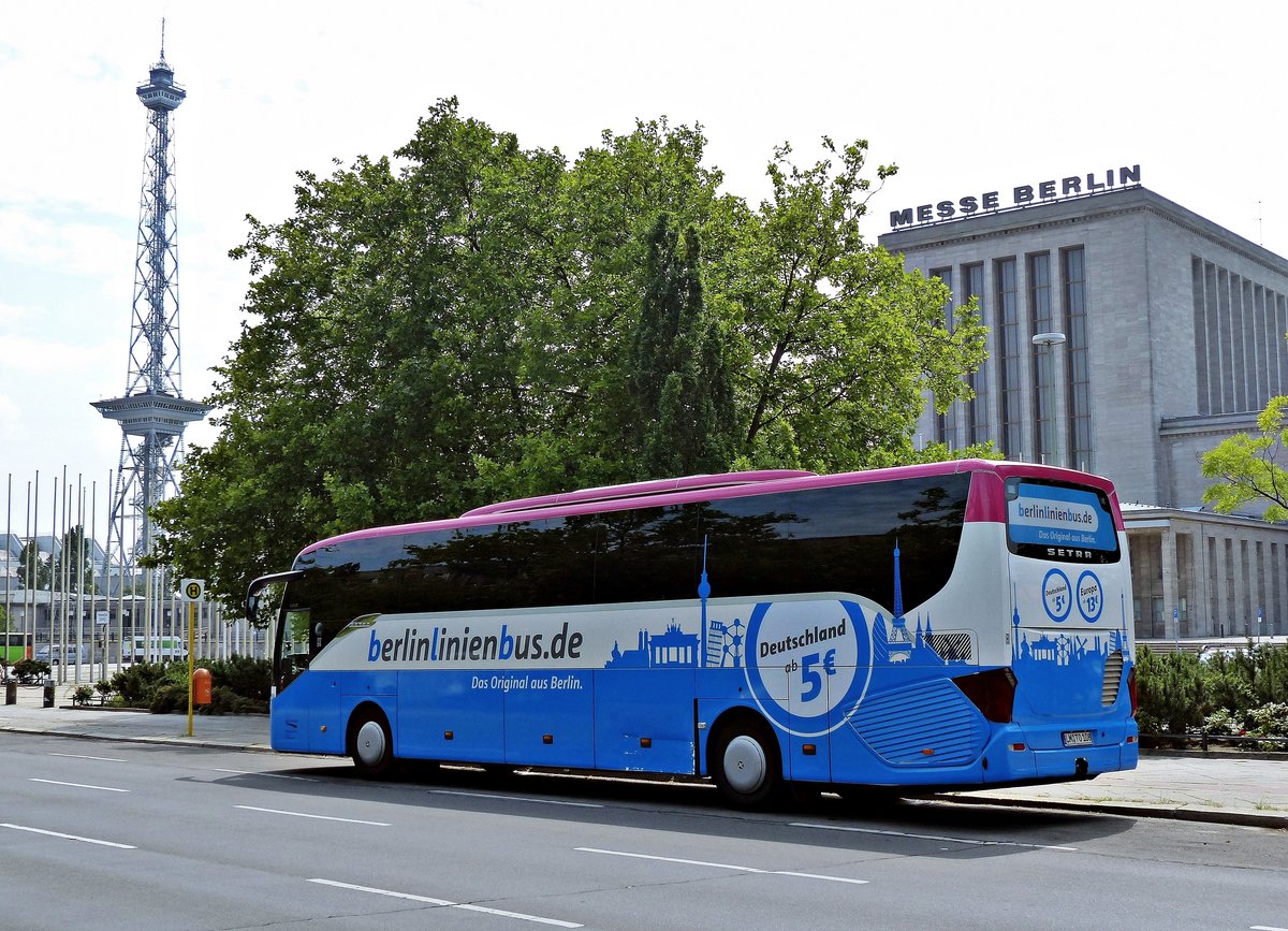 Setra S 516 HD von berlinlienenbus / Haru-Reisen vor den Messehallen und dem Berliner Funkturm in Berlin im Juli 2016.