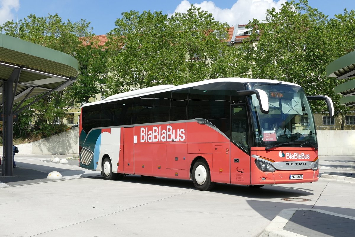 Setra S 516 HD, BlaBlaBus / to Europe  (CZ), bei der Abfahrt, Berlin -ZOB im Juli 2020.