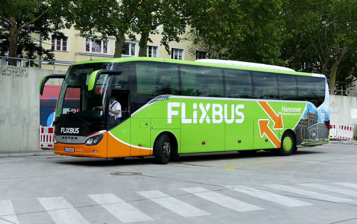 Setra S 516 HD spez.'Hannover 2017', von GradLiner/Flixbus. Berlin ZOB, im Juli 2019.