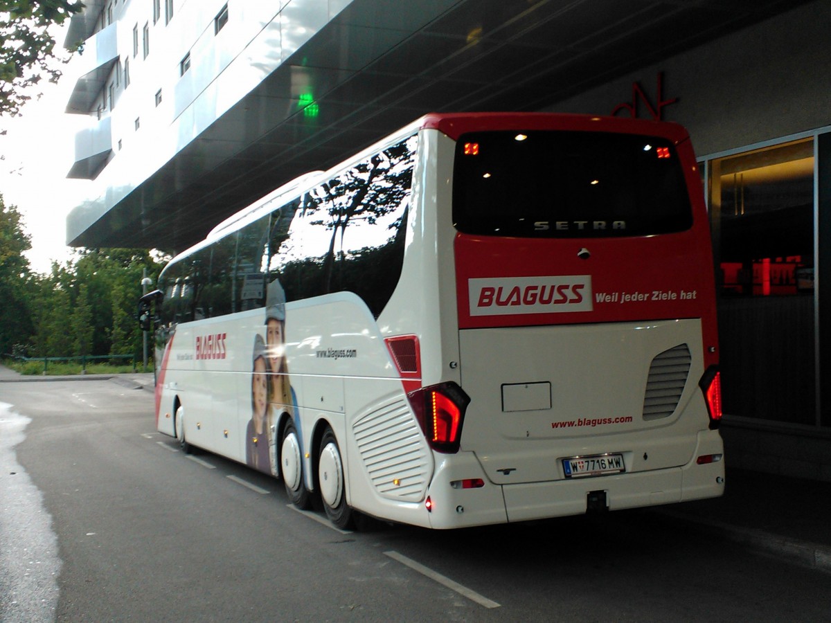 Setra S 517 HD der Firma Blaguss in Wien, beim Arcotel Kaiserwasser an der Wagramer-Strasse, Aufgenommen am 27. Mai 2014