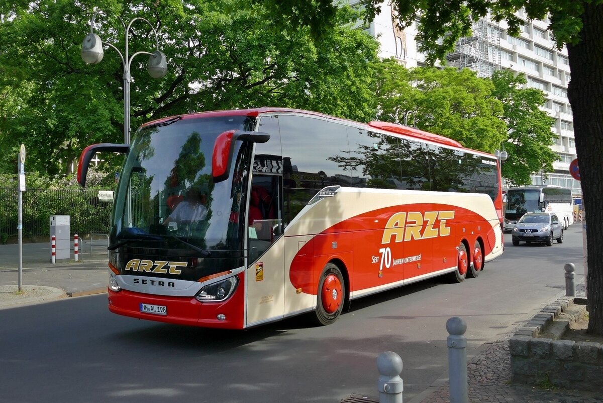 Setra S 517 HD_ Ludwig Arzt Omnibusverkehr (70 Jahre), Berlin im Mai 2022.