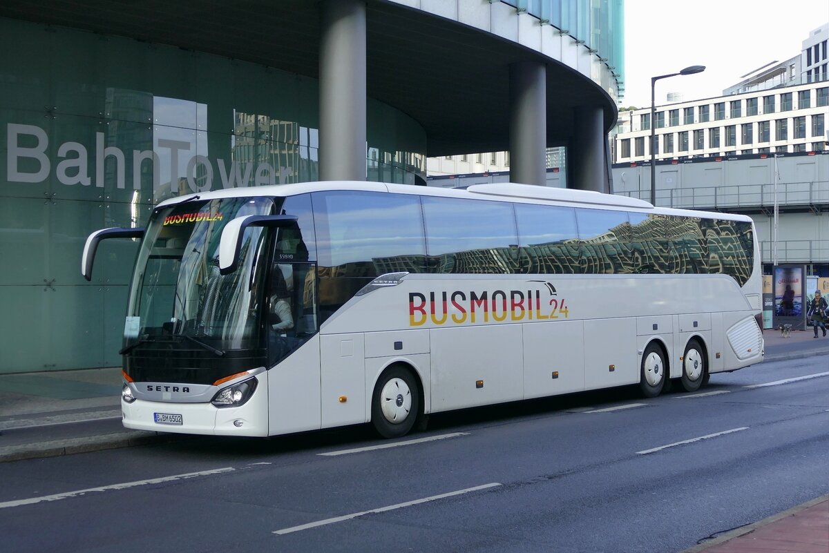 Setra S 519 HD von 'BMobility24' (Busmobil24), Berlin-Mitte im November 2022.