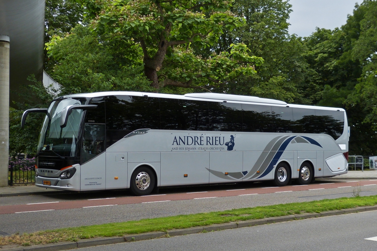 Setra S 519 HD, vom Orchester „Andre Rieu“ habe ich bei einem Spaziergang an der Maas entlang am Straßenrand gesehen. 17.07.2020 