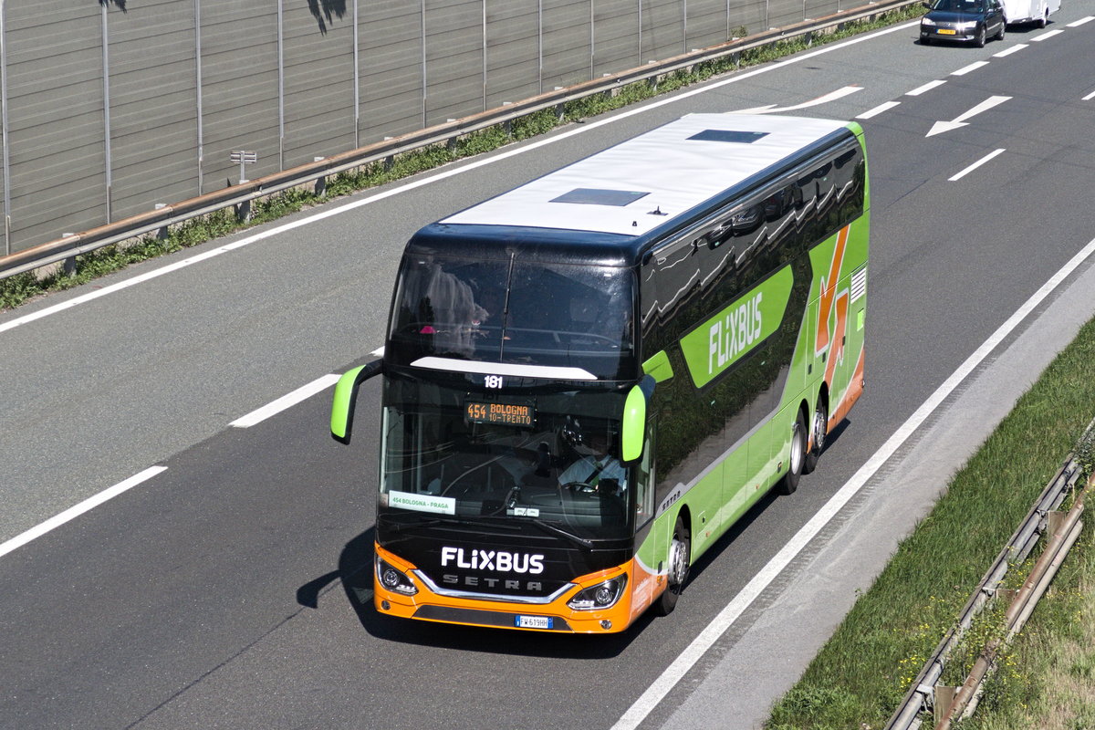 Setra S 531 DT als Flixbus Linie 454 nach Bologna, auf der A12 Inntalautobahn auf Höhe Wattens. Aufgenommen 4.8.2019.