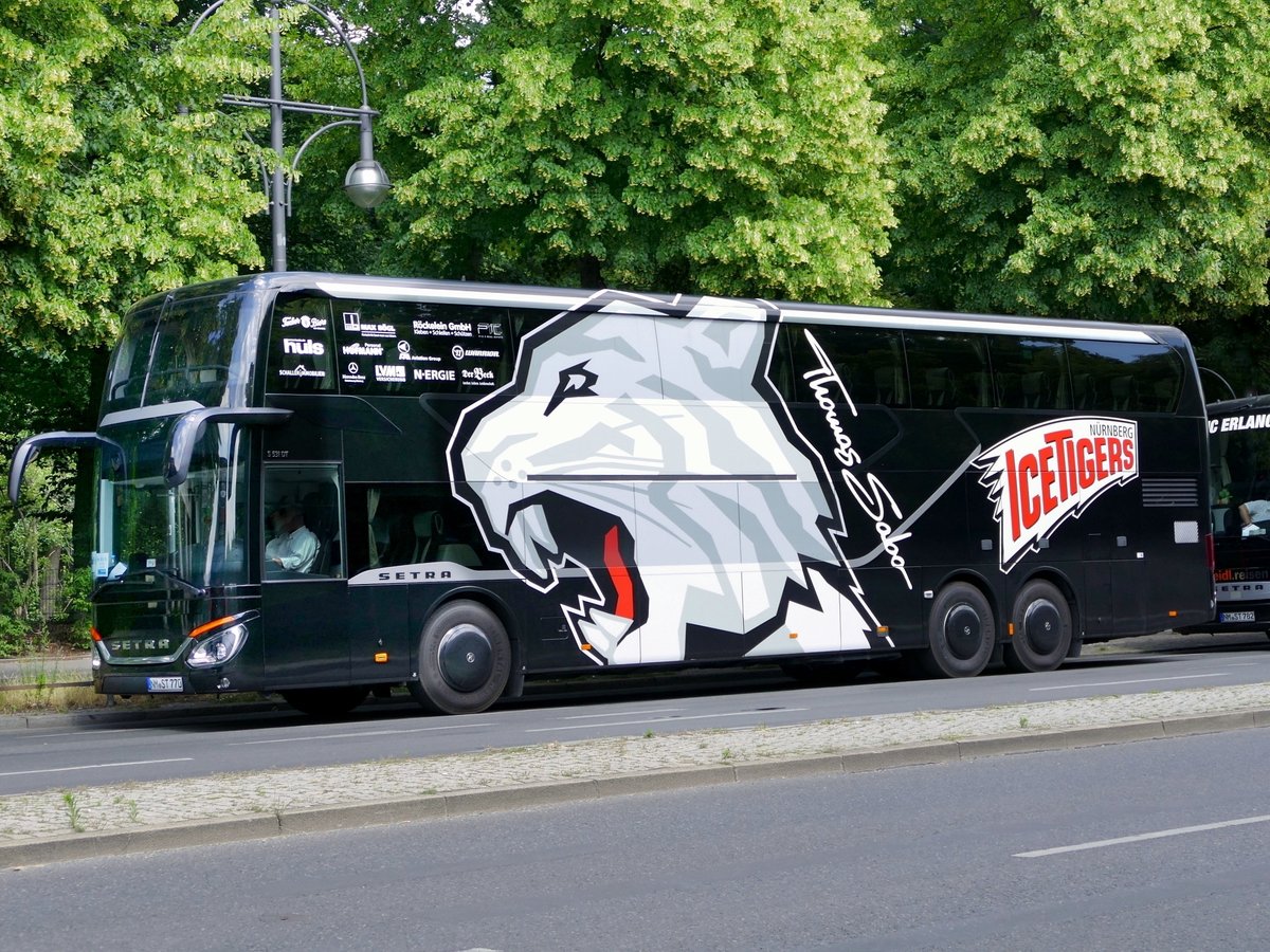 Setra S 531 DT, Mannschaftsbus der 'Nürnberg Ice Tigers'. Berlin (Busdemo) im Juni 2020.