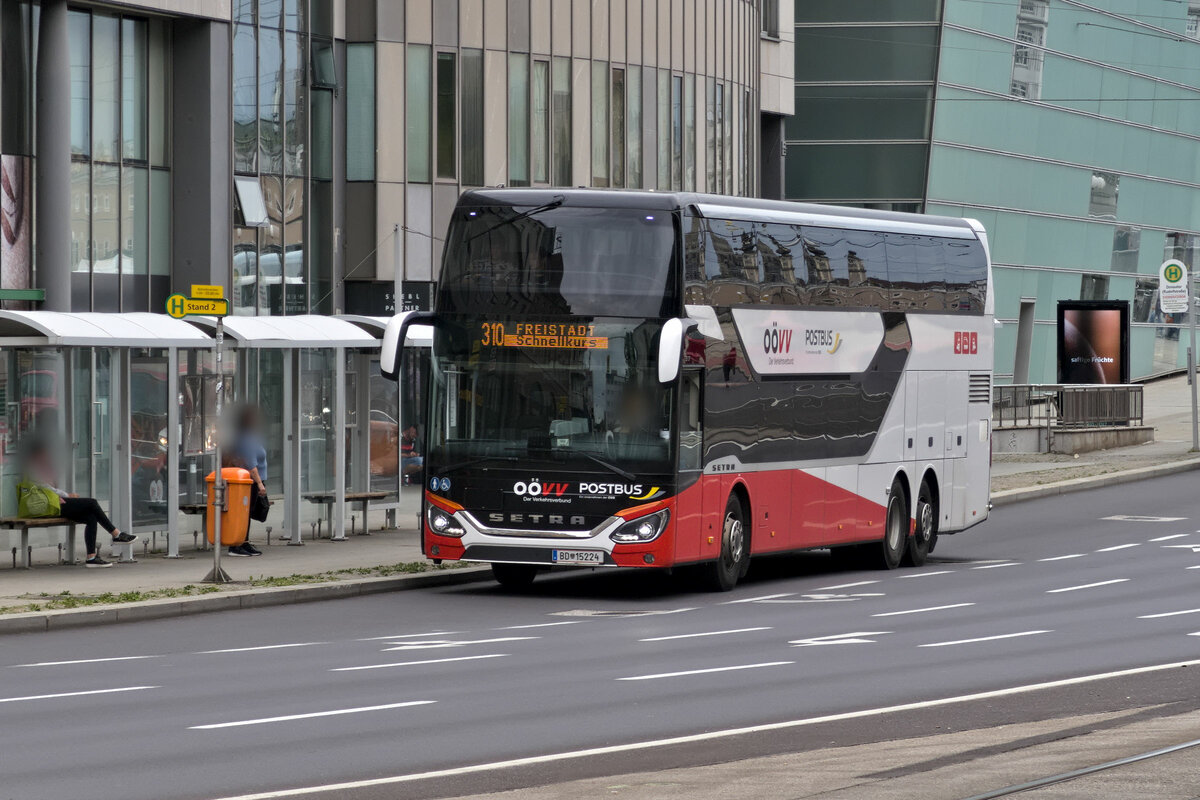 Setra S 531 DT von Postbus (BD-15224) als Linie 310 (Schnellkurs nach Freistadt) an der Haltestelle Linz Rudolfstraße. Aufgenommen 4.8.2023.