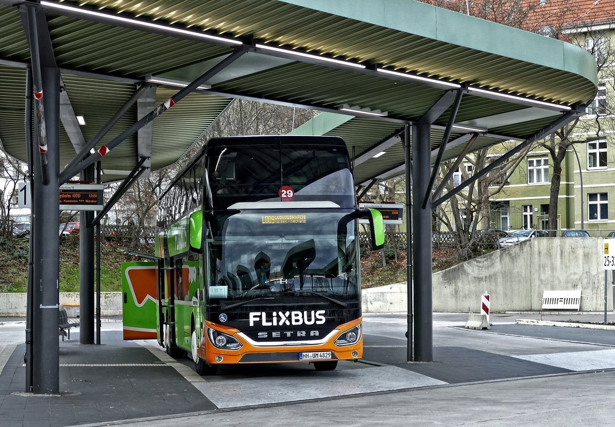 Setra S 531 DT von umbrella /Flixbus, kurz vor der Abfahrt am Berlin -ZOB im Februar 2020.
