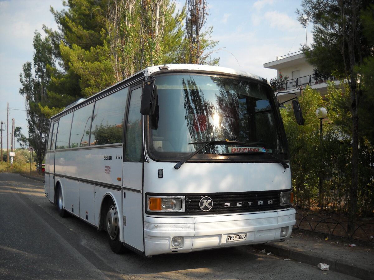 SETRA S209 Arapogiannis Travel, Fotografiert am Vorort von Agrinio (Nationalstraße Agrinio-Karpenisi) Sommer 2010