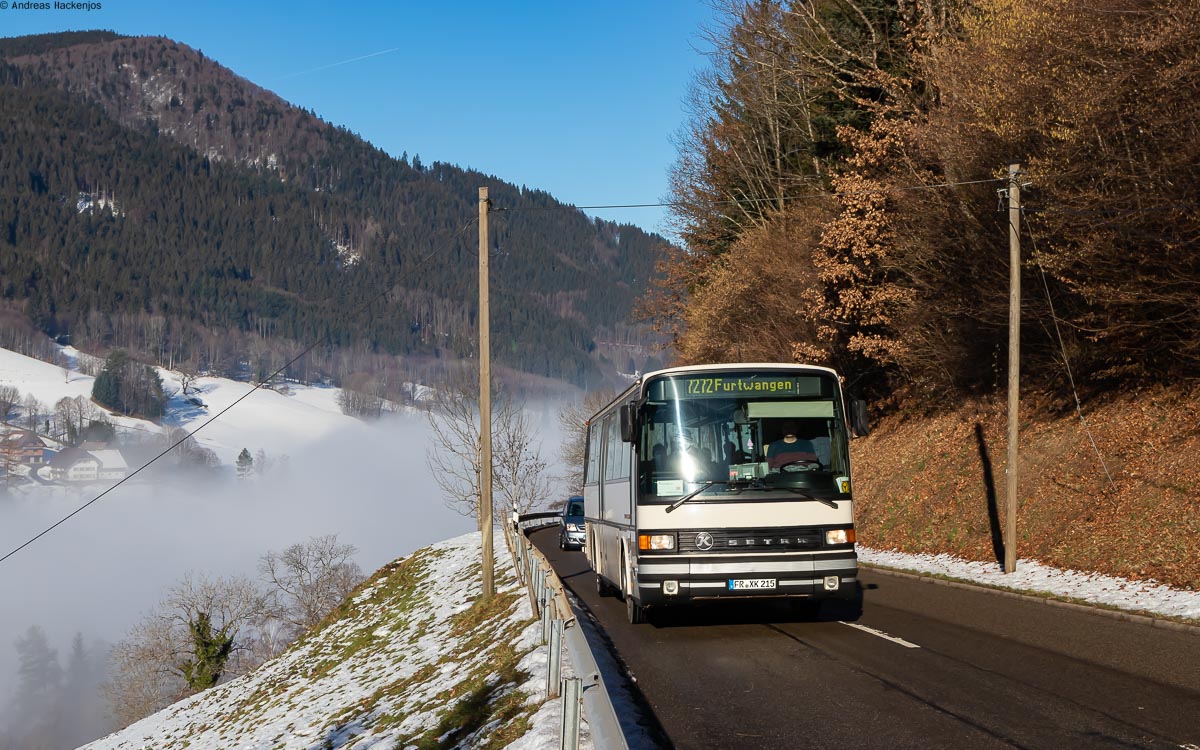 Setra S215 UL (Traditionbus Südbaden) im Linieneinsatz als 7272 nach Furtwangen bei Obersimonswald 15.1.22
